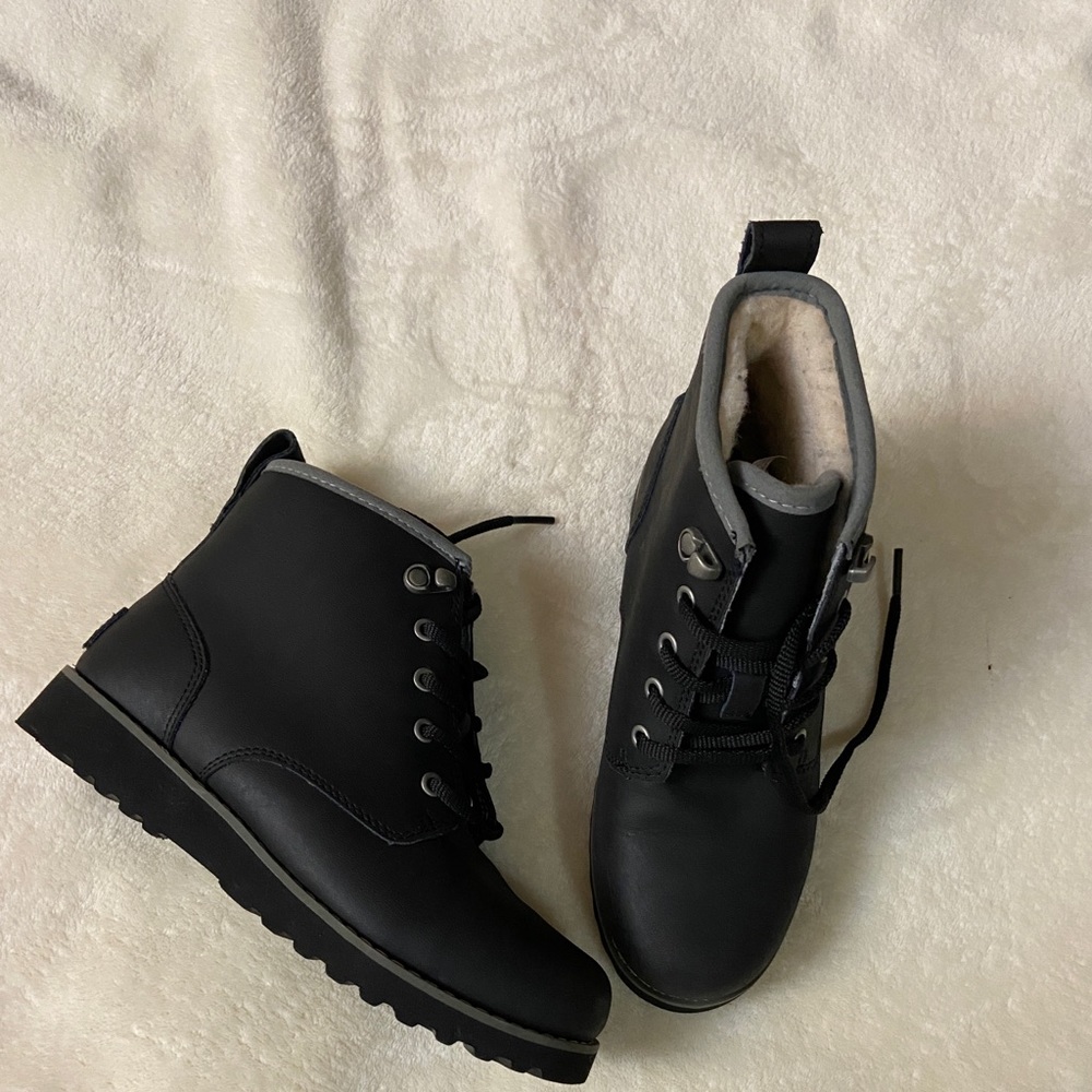 UGG kids size 3 New